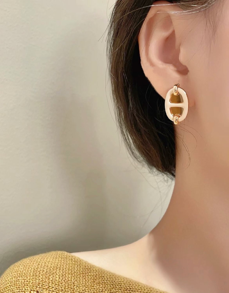 H**me5 earrings